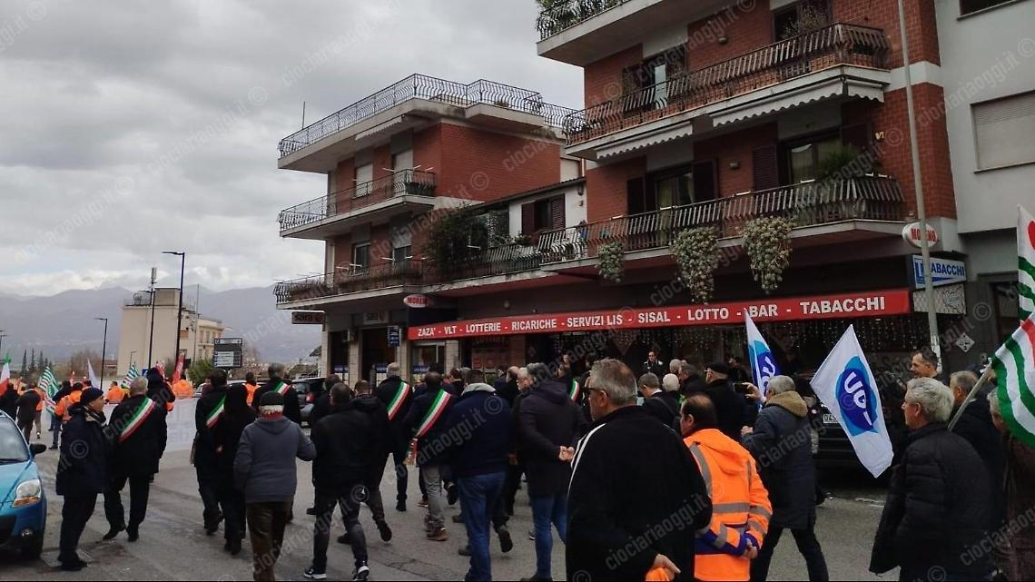 No alla chiusura della cartiera Reno De Medici. La protesta
