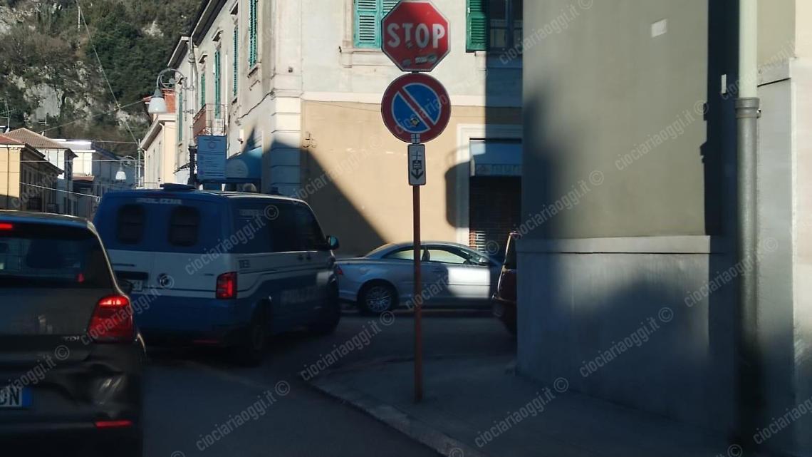 Operazione in corso della polizia negli istituti scolastici