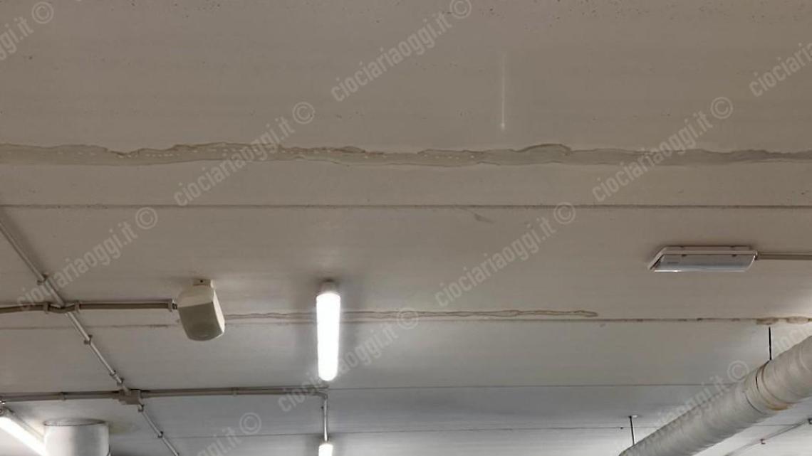 Stadio del nuoto. Piove di nuovo negli spogliatoi