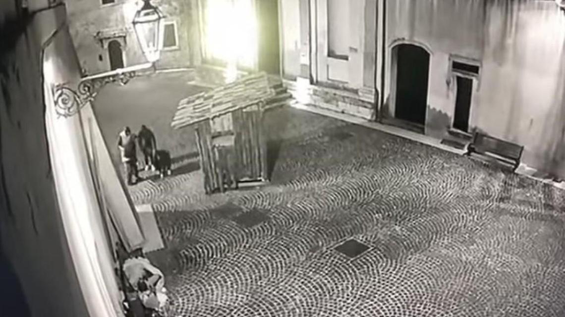 Petardi contro una senzatetto. Identificati i responsabili: tre minori e un diciannovenne