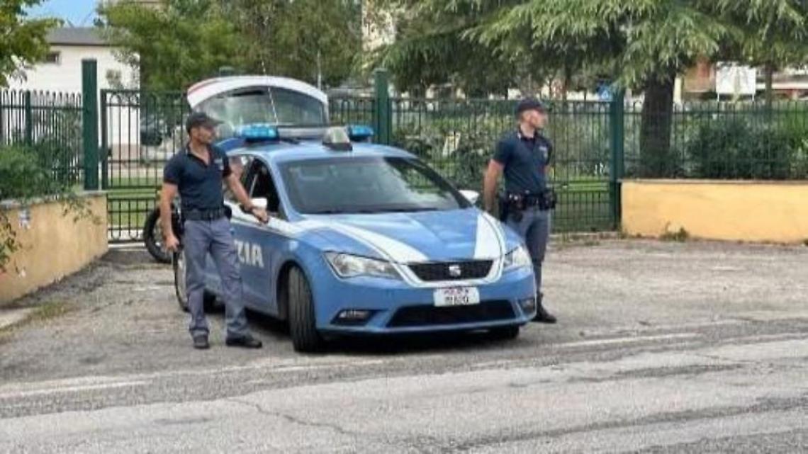 A spasso per il centro con le armi in spalla