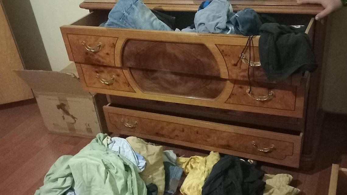 Ladri entrano in casa e chiudono un anziano in una stanza
