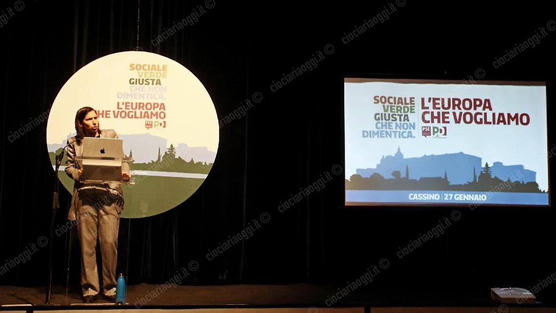 Elly Schlein a Cassino, pioggia di critiche sul logo