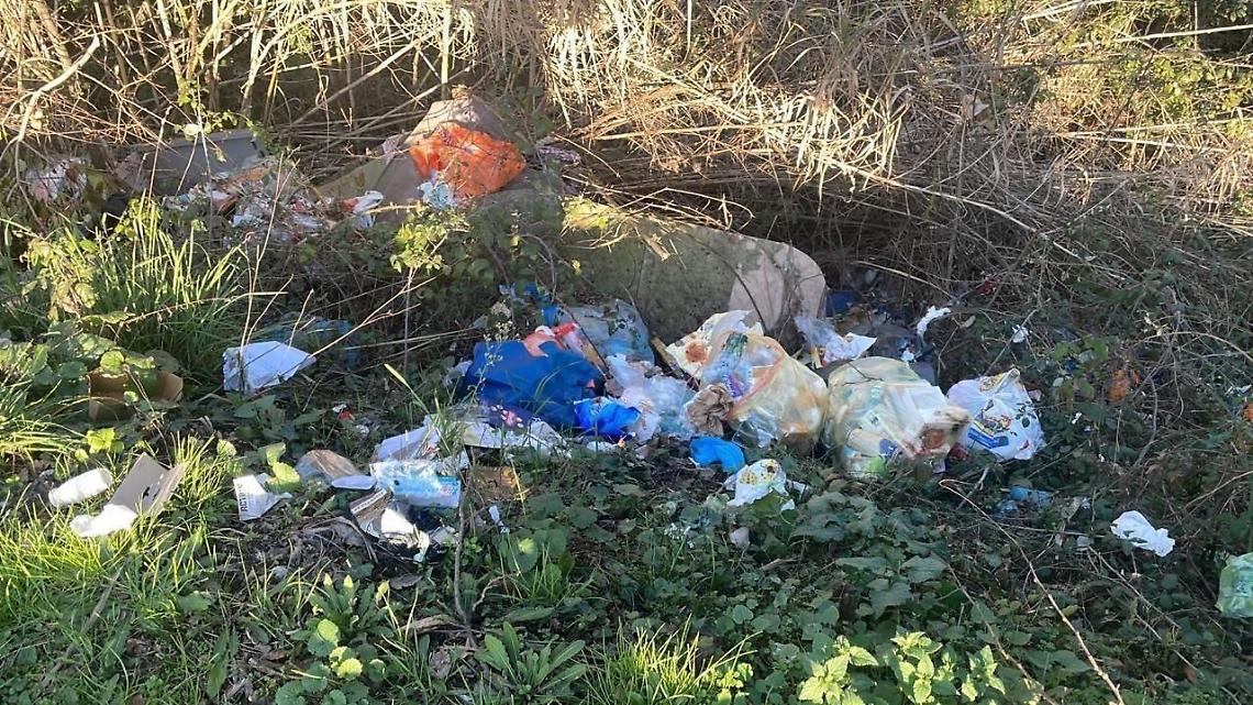 L'inciviltà senza sosta. Altro scempio in bella vista