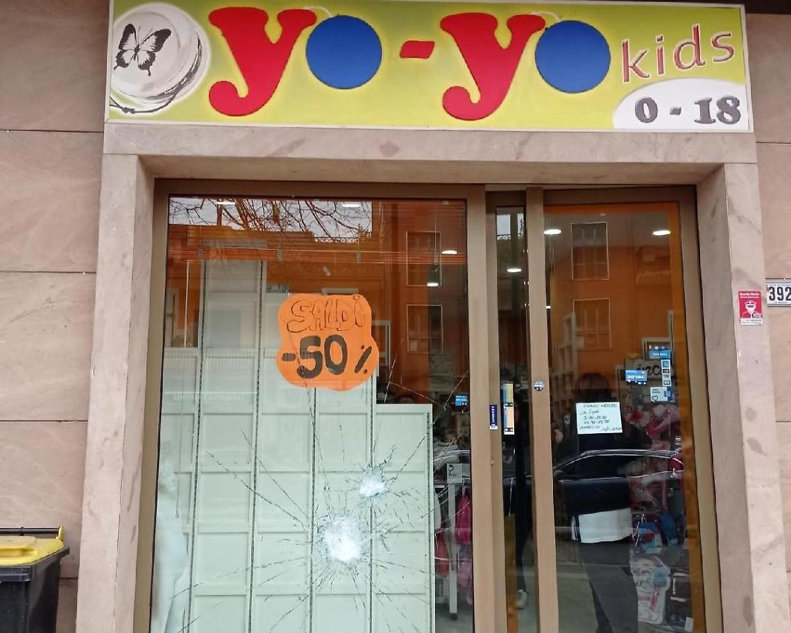 Vetrine sfondate con un sasso. Danni ai negozi