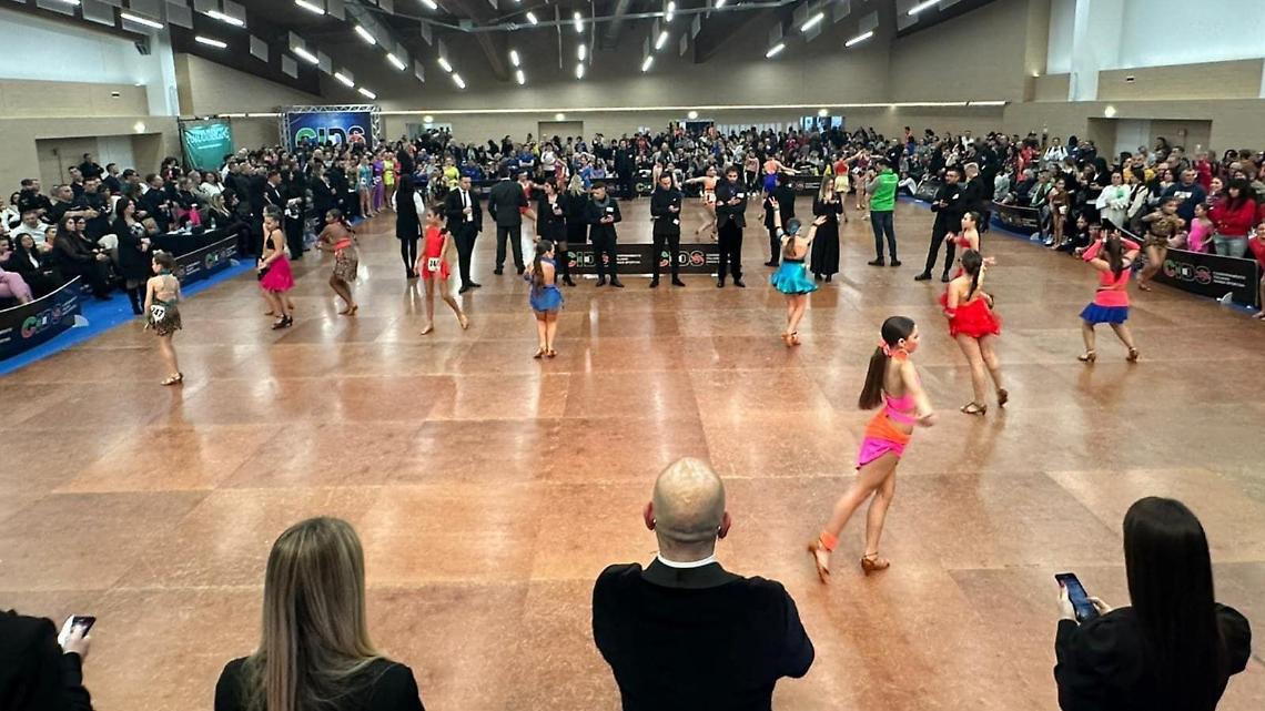 Il ballo riempie il Palacongressi. E anche gli alberghi della città