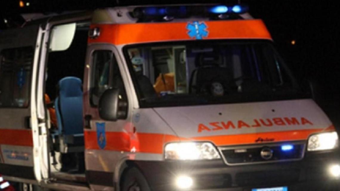 Investito da un'auto. Ferito un diciannovenne