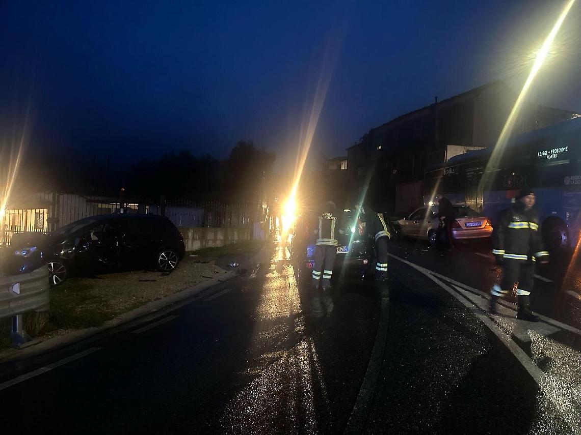 Incidente tra tre auto. Soccorsi sul posto