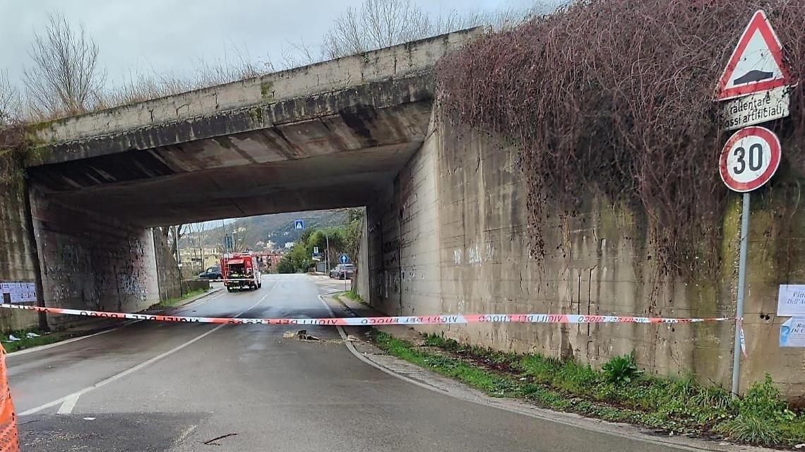 Tragedia sfiorata per l'ex consigliere Di Mambro. Cadono pezzi di cemento dal ponte della Sora-Cassino