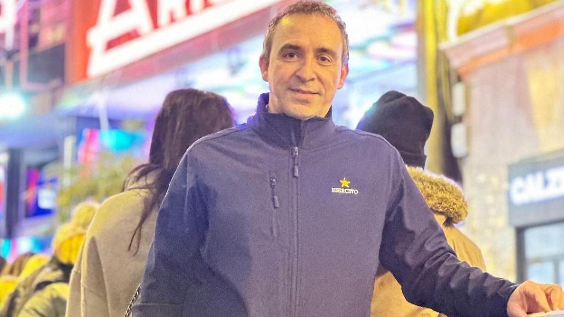 Il maestro Fabio Colajanni suona sul palco di Sanremo
