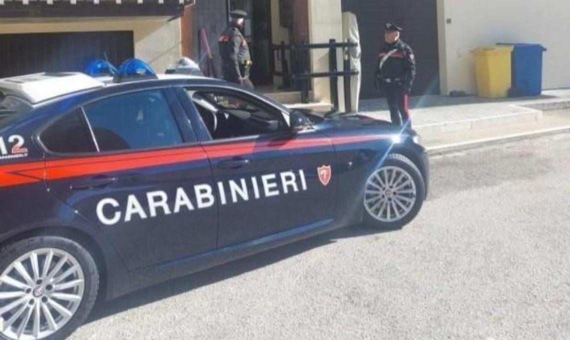 Sorpreso a rubare in un appartamento. Bloccato con il taser e arrestato