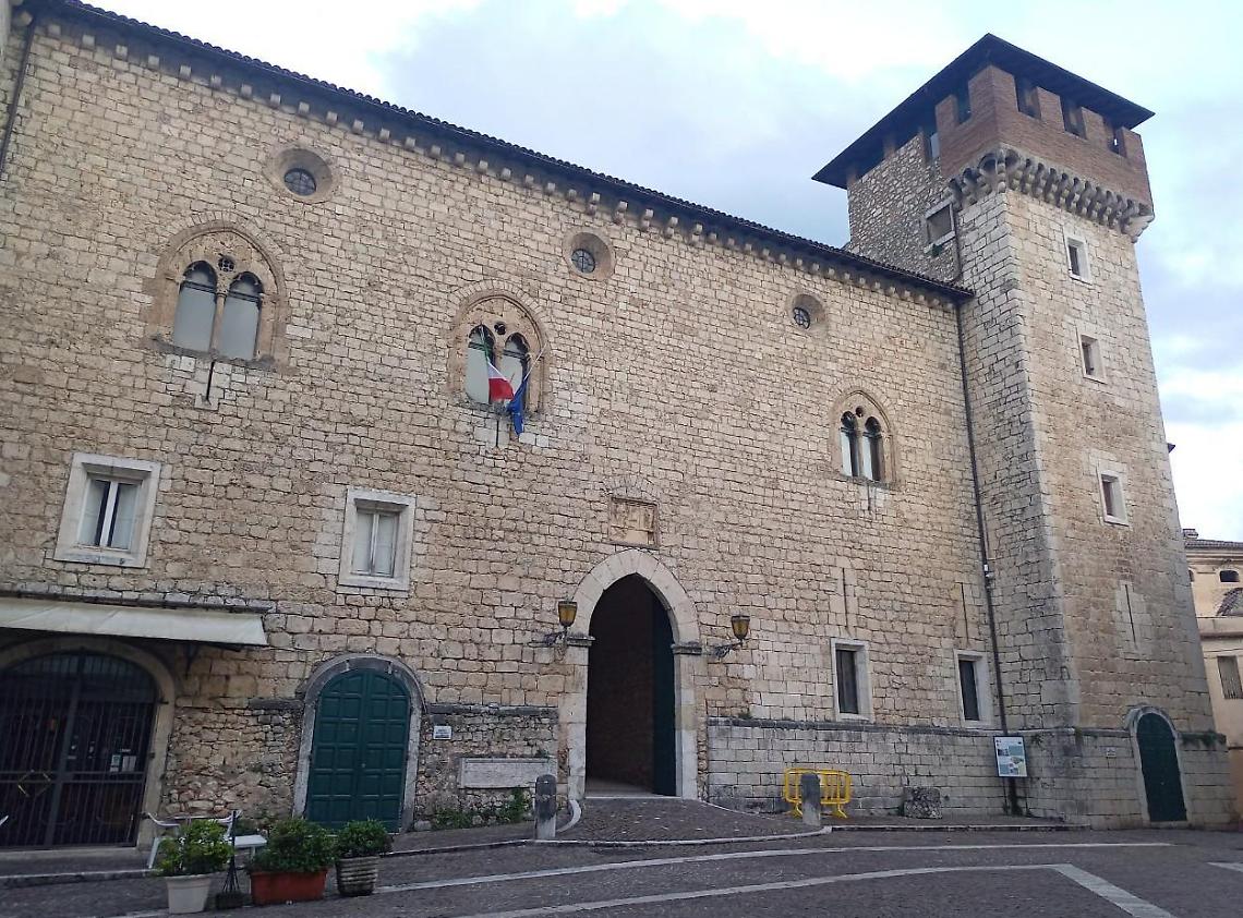 Il Comune va in convento, sì al trasloco