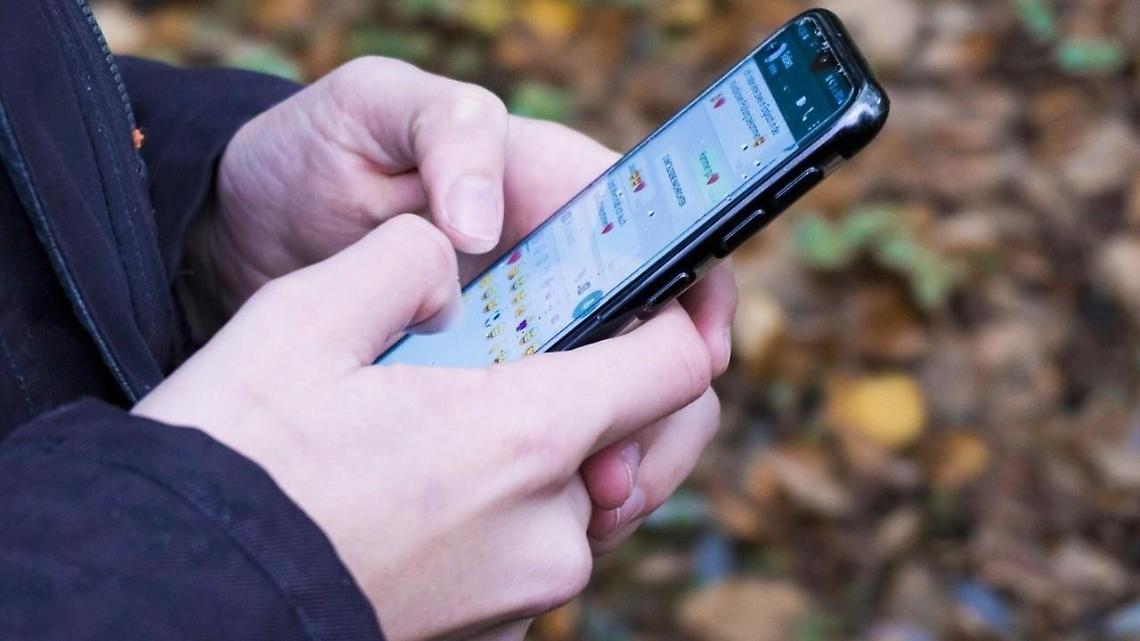 Si spaccia per la ex sui social e invia foto hot. Al via il processo