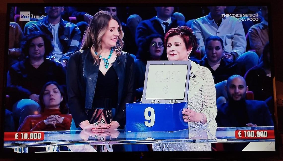 "Affari tuoi", la signora Patrizia porta a casa 10.000 euro