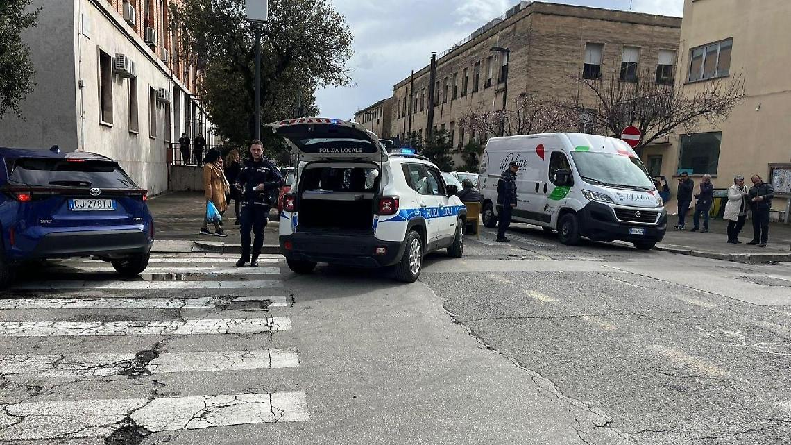 Investito da un'auto mentre attraversava la strada. Paura per un sessantenne