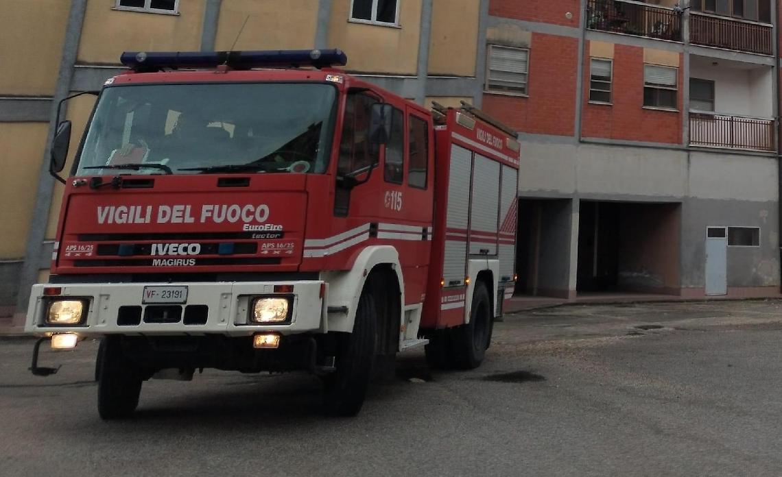 Fumo nero da una palazzina Ater. Sul posto i vigili del fuoco