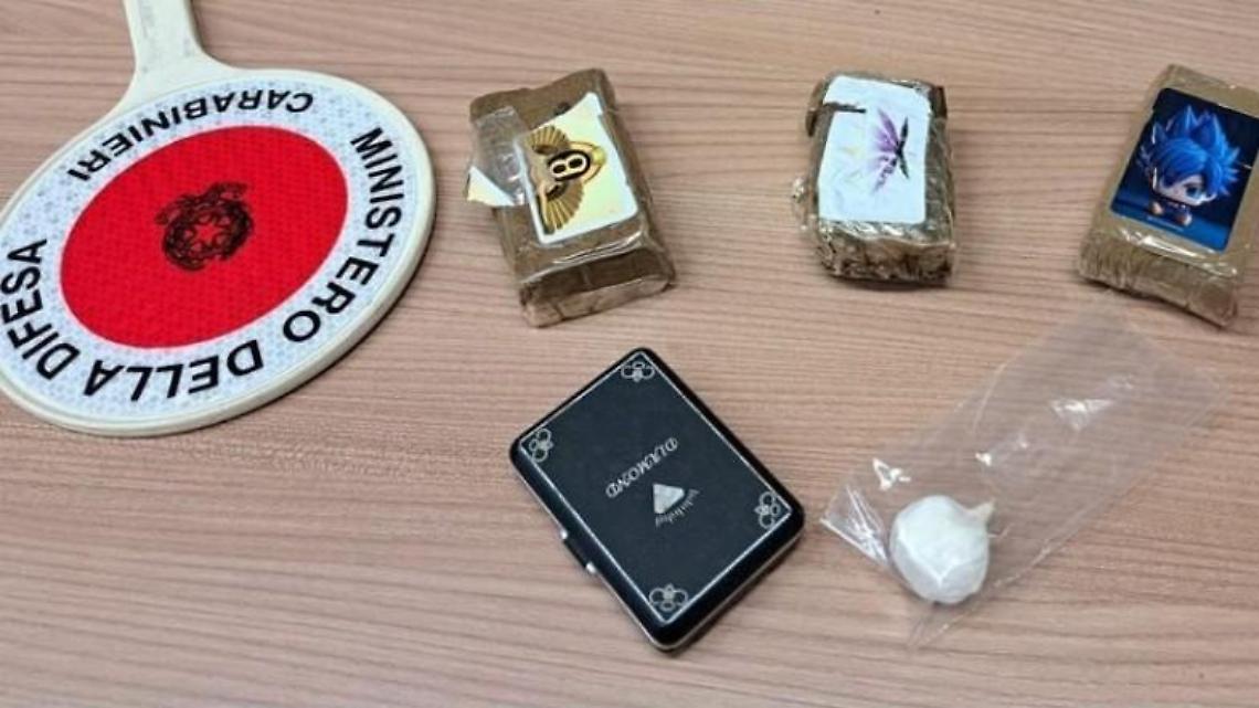 In casa con armi e droga: arrestato un trentasettenne