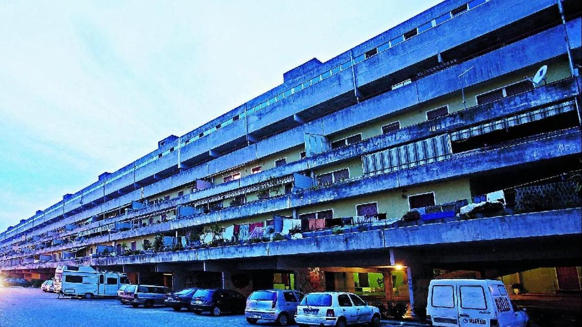 Blitz al Casermone, trovata una pistola in un appartamento occupato abusivamente