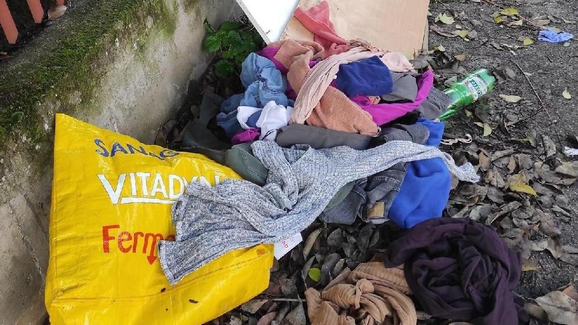 Rifiuti abbandonati nelle palazzine Ater