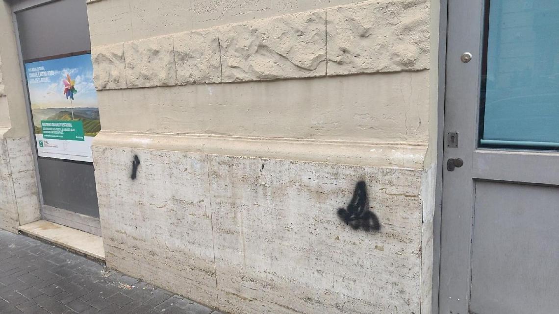 Raid con lo spray nero. Caccia aperta ai vandali