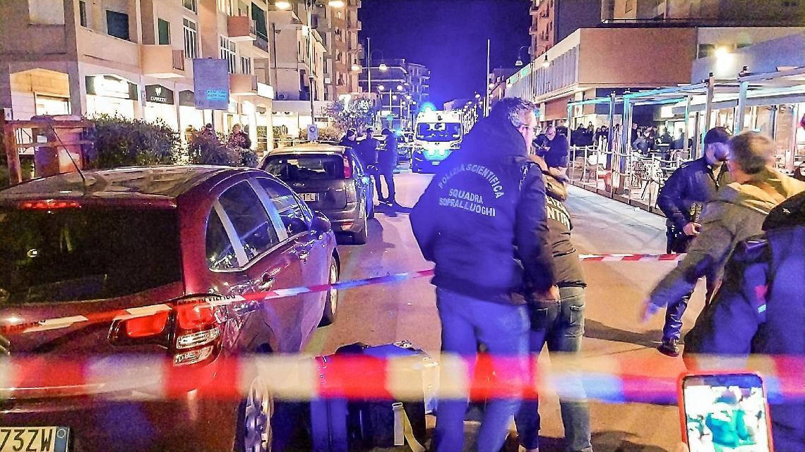 Sparatoria in via Aldo Moro. Autopsia e telefonini per scoprire la verità