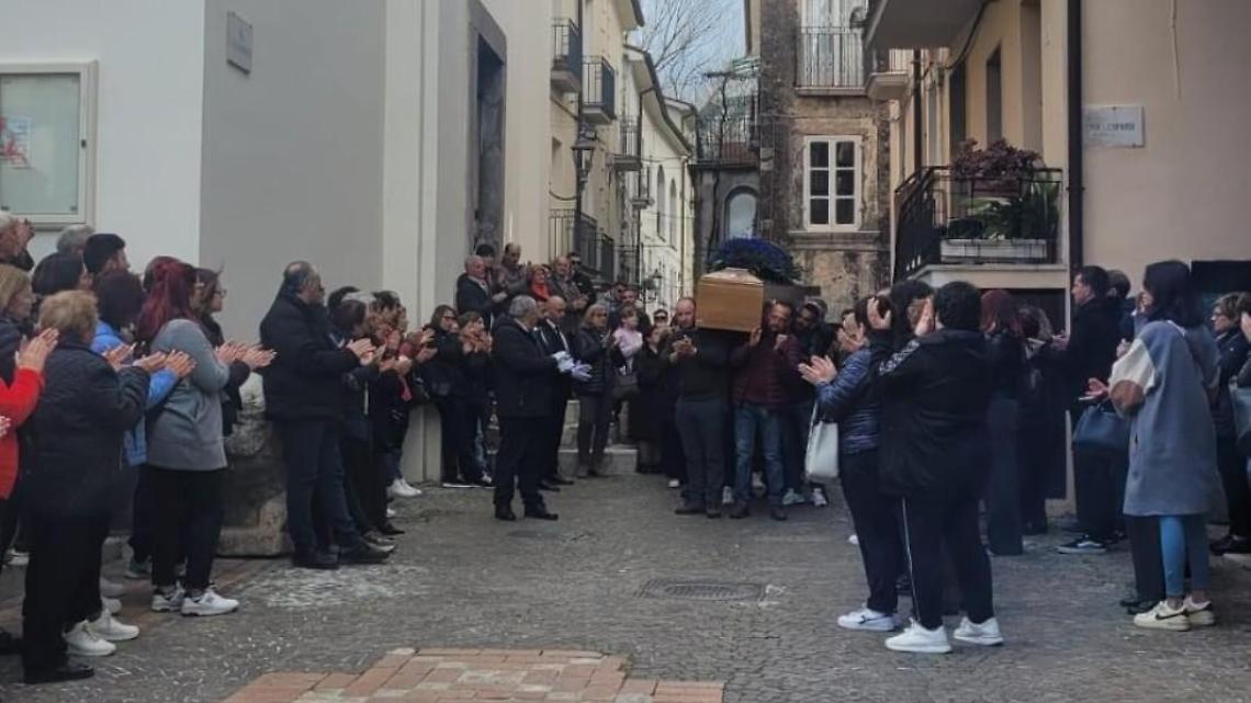 Una folla per l'addio a Bruno. Sulla bara rose neroazzurre