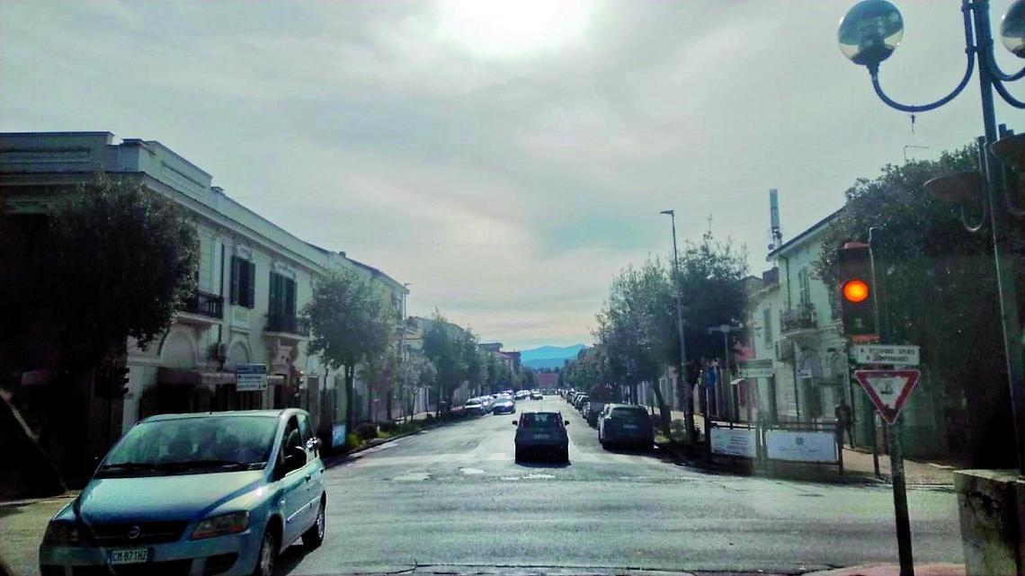 Semafori  sempre gialli. Corona annuncia la soluzione