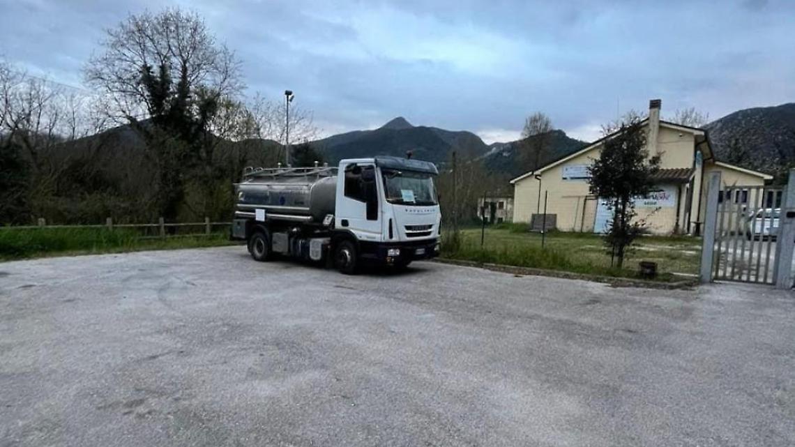 Sospensione del flusso idrico. Posizionata un'autobotte