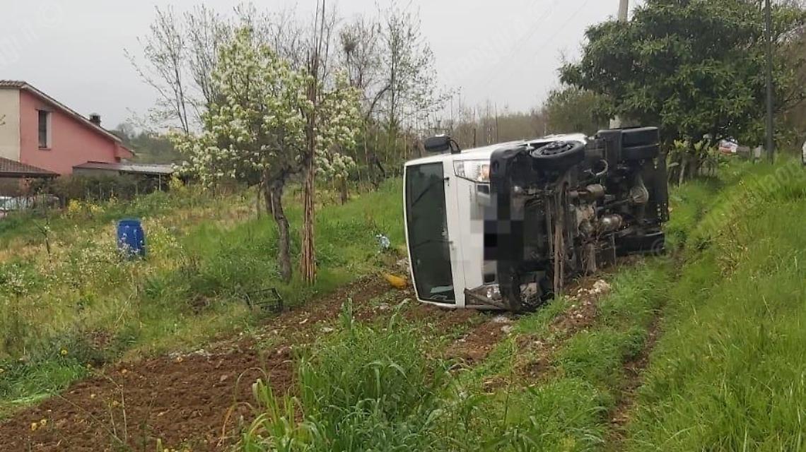 Paura in zona Foresta. Mezzo per la raccolta dei rifiuti esce fuori strada