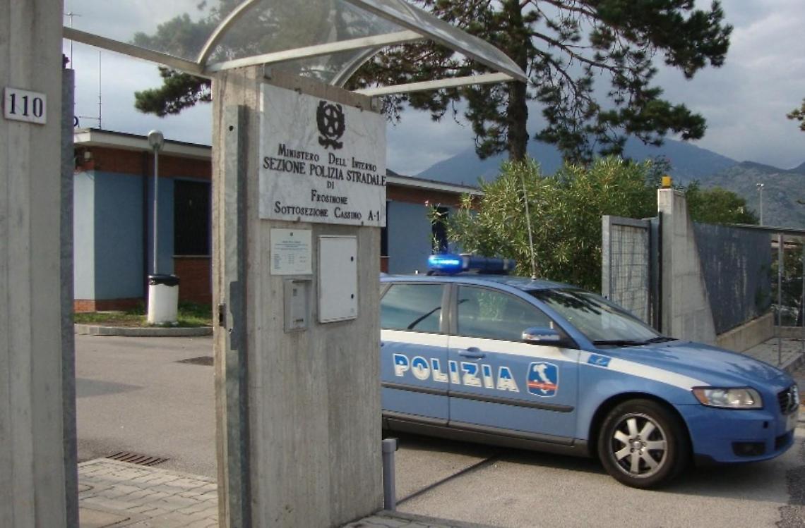 Non si ferma all'alt e si schianta con l'auto rubata
