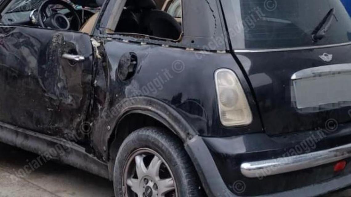 Escono fuori strada con l'auto e finiscono contro un muretto: feriti quattro giovani