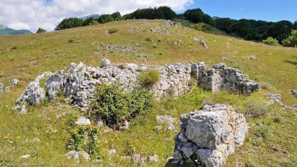 Escursionisti lasciati a piedi. Tagliate le gomme dell'auto
