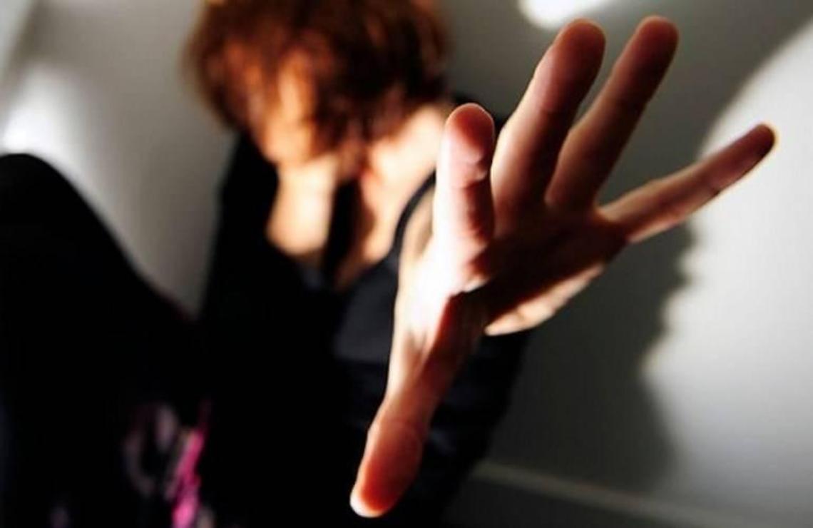 Mette incinta la figlia della compagna e picchia i fratelli: patrigno alla sbarra