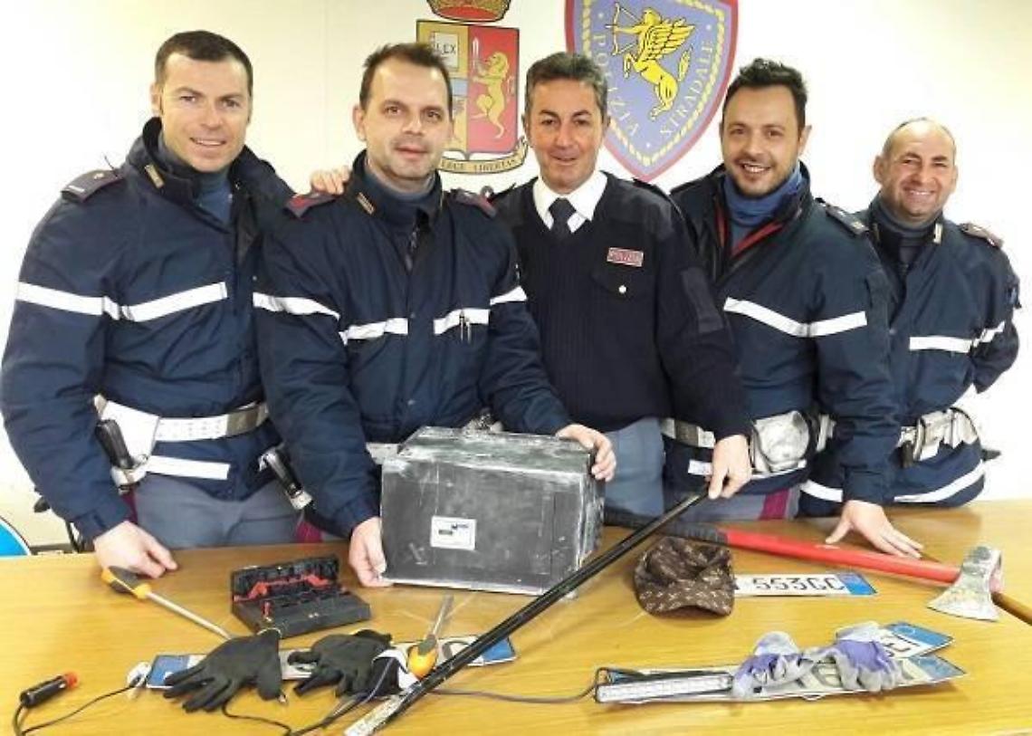 Scappano a tutta velocità in A1 con una cassaforte rubata a bordo