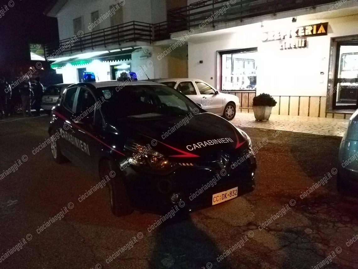 Rapina a mano armata in gioielleria. Caccia all'uomo in corso