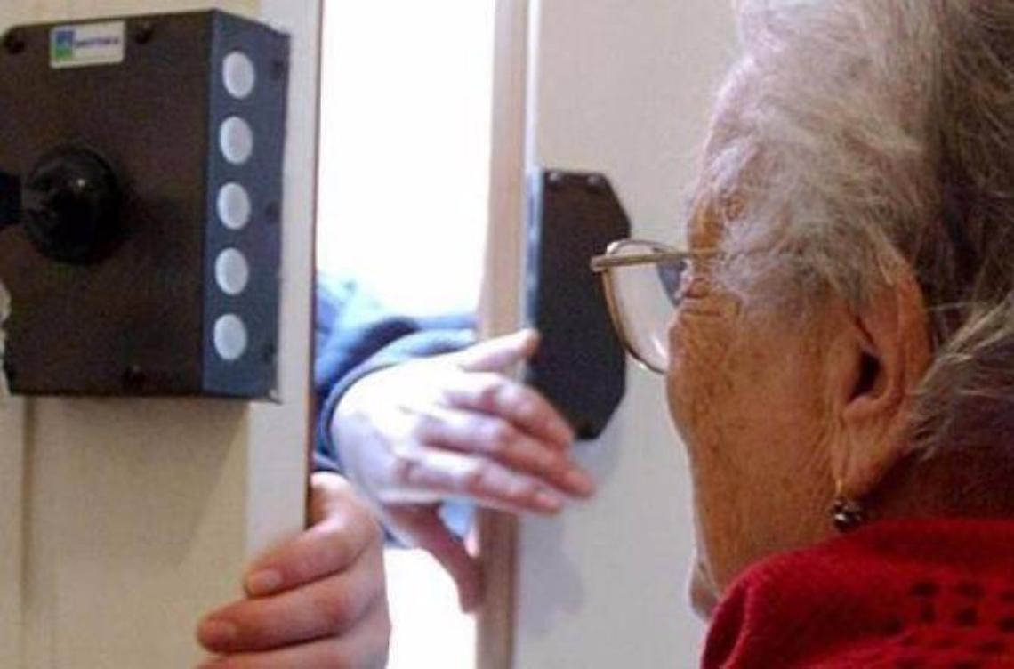 Tentano di rubarle in casa: anziana caccia le ladre a bastonate