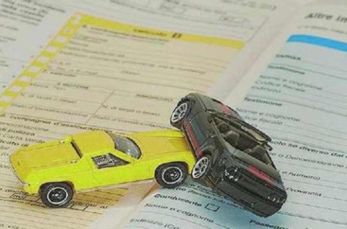 Assicurazioni truffate con l'auto a noleggio. Il caso fa retromarcia