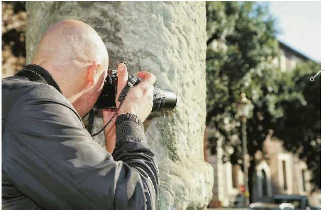 La moglie lo tradisce: video e audio bollenti a prete e amici. Caccia al materiale