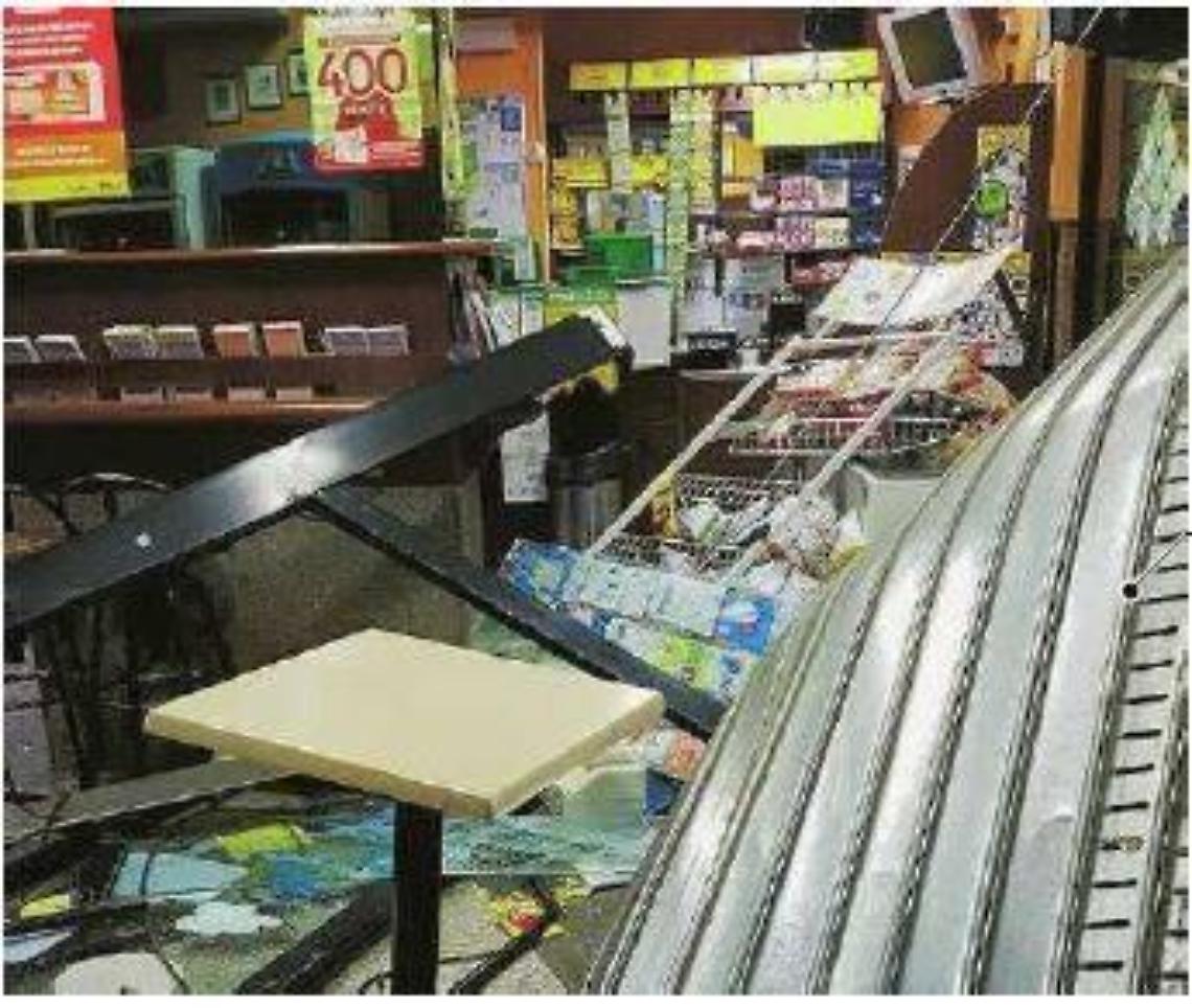 "Spaccata" con il furgone: sfondano la vetrina di un bar e fanno razzia di Gratta e Vinci