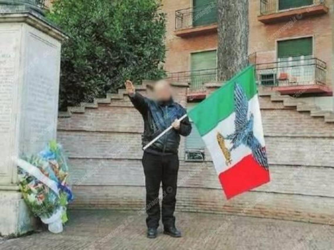 Fa il saluto romano e pubblica la foto su Facebook: quarantottenne nei guai