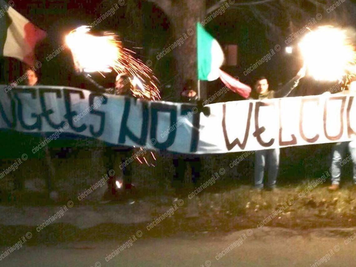 Nella notte proteste di Forza Nuova contro i profughi