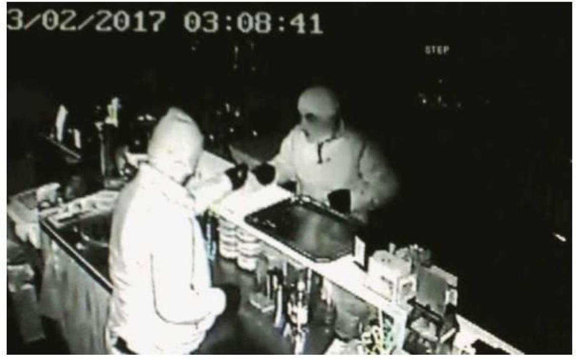 Ladri di... cioccolatini. Banditi ripresi dalle telecamere. Fallisce un secondo colpo