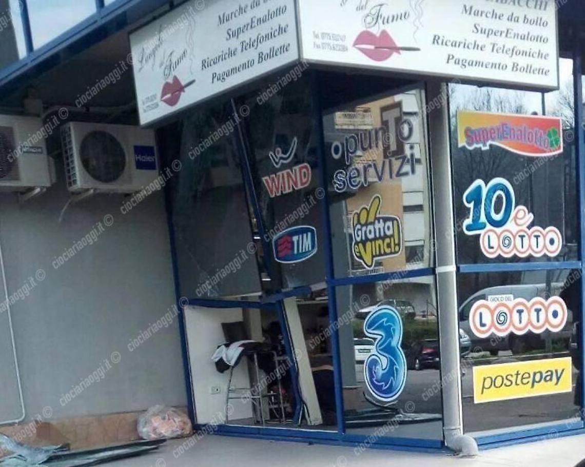 Colpo notturno con "spaccata" alla tabaccheria "L'angolo del Fumo" di via Matteotti