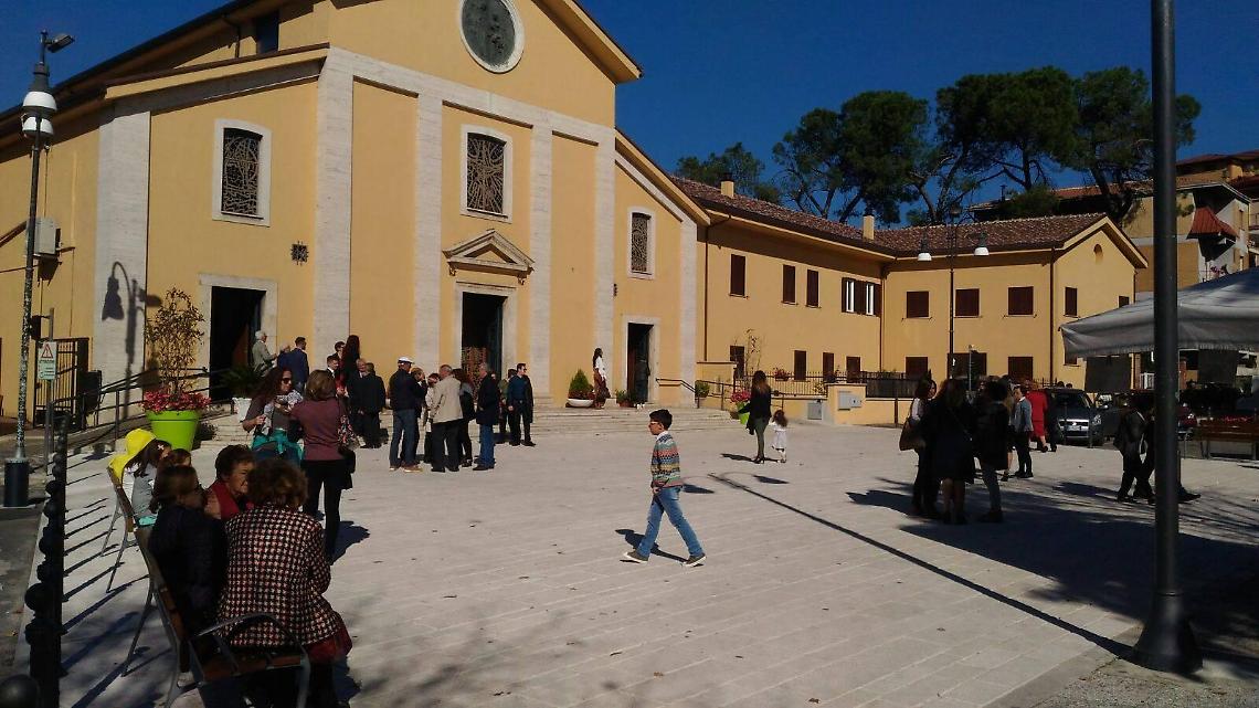 La piazza e la chiesa del quartiere Scalo a Frosinone