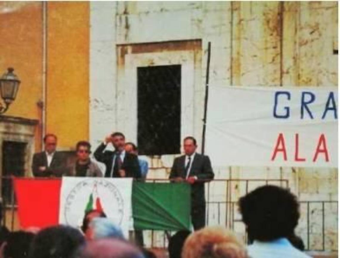 Il comizio nel 1985 in piazza S.M. Maggiore ad Alatri dopo l'elezione al consiglio regionale nelle fila del Msi (Foto Bru. Ga.)