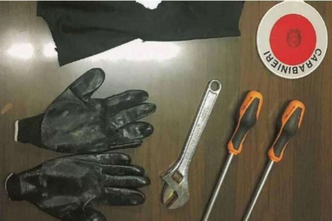 Gli attrezzi trovati in auto e sequestrati dai carabinieri