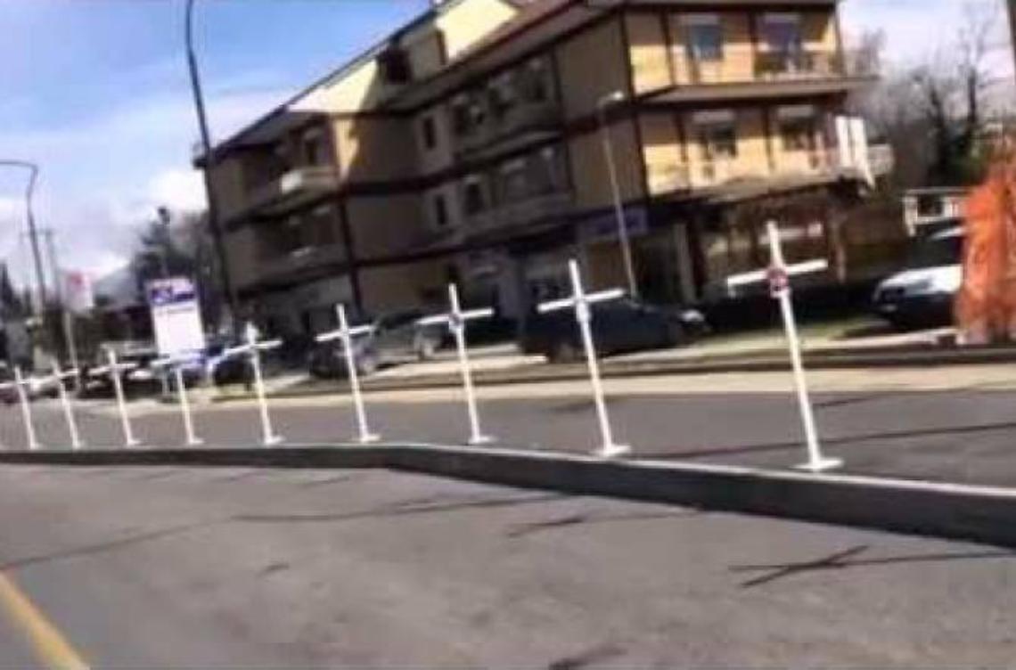 Cento croci e una fiaccolata per ricordare le vittime della strada
