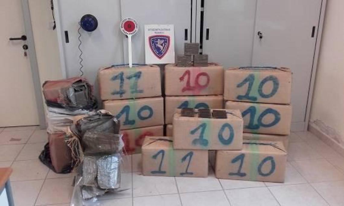 Con mezza tonnellata di droga nel furgone, arrestato 24enne in autostrada