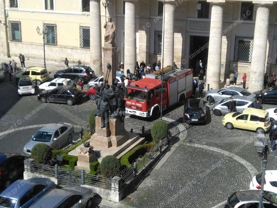 Principio di incendio in Prefettura, palazzo evacuato