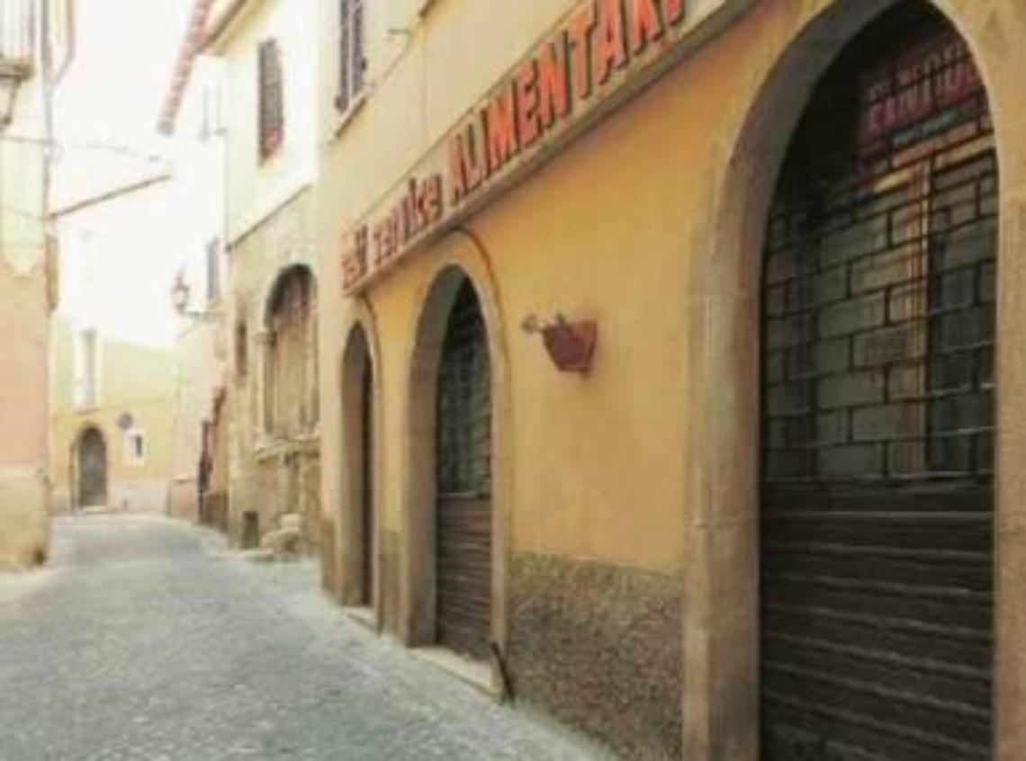 La rivendita di generi alimentari chiusa lungo Corso Re Umberto I, nel cuore del centro storico di Alatri